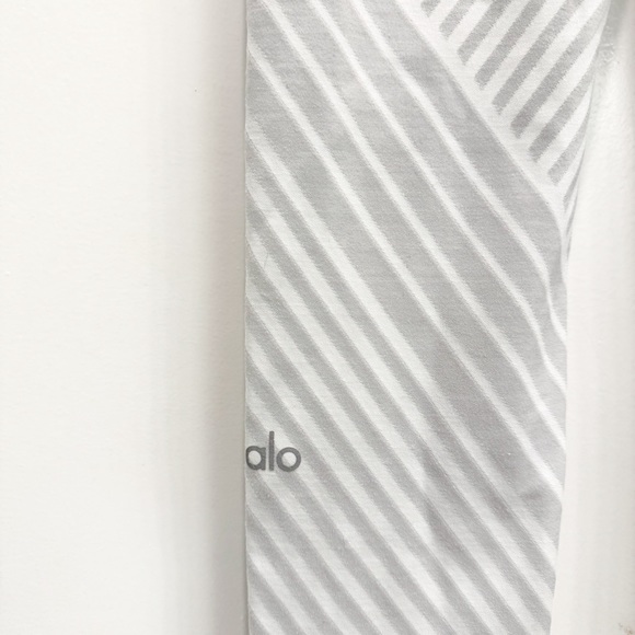 ALO Yoga Grey/white leggings. Size small - Picture 6 of 7